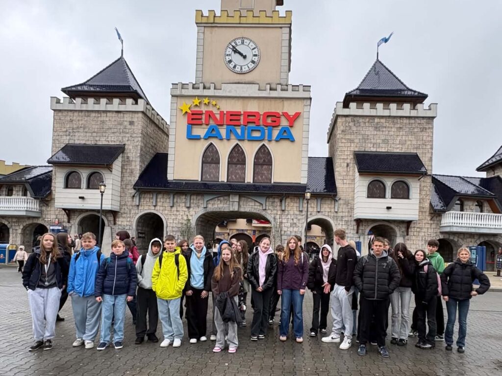 uczniowie na tle bramy wejściowej do Energylandii
