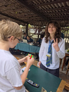 Młodzi ludzie rywalizują w układaniu kostki Rubika na zawodach Rubik’s Madness 2026.