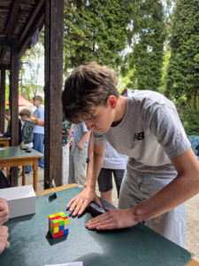 Chłopiec rozwiązuje kostkę Rubika podczas zawodów Rubik’s Madness 2026.