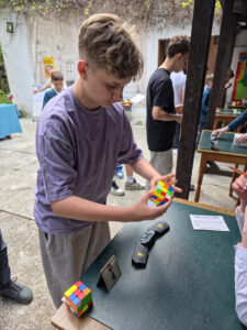 Chłopiec rozwiązuje kostkę Rubika na zawodach Rubik's Madness 2026.