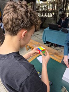 Chłopak rozwiązuje kostkę Rubika na zawodach Rubik’s Madness 2026