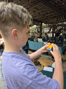Chłopiec rozwiązuje kostkę Rubika na zawodach Rubik’s Madness 2026.