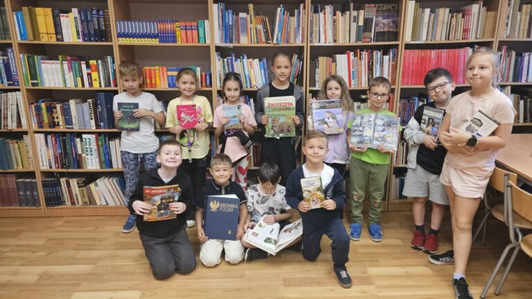 Dzieci z książkami w bibliotece: nauka i czytanie