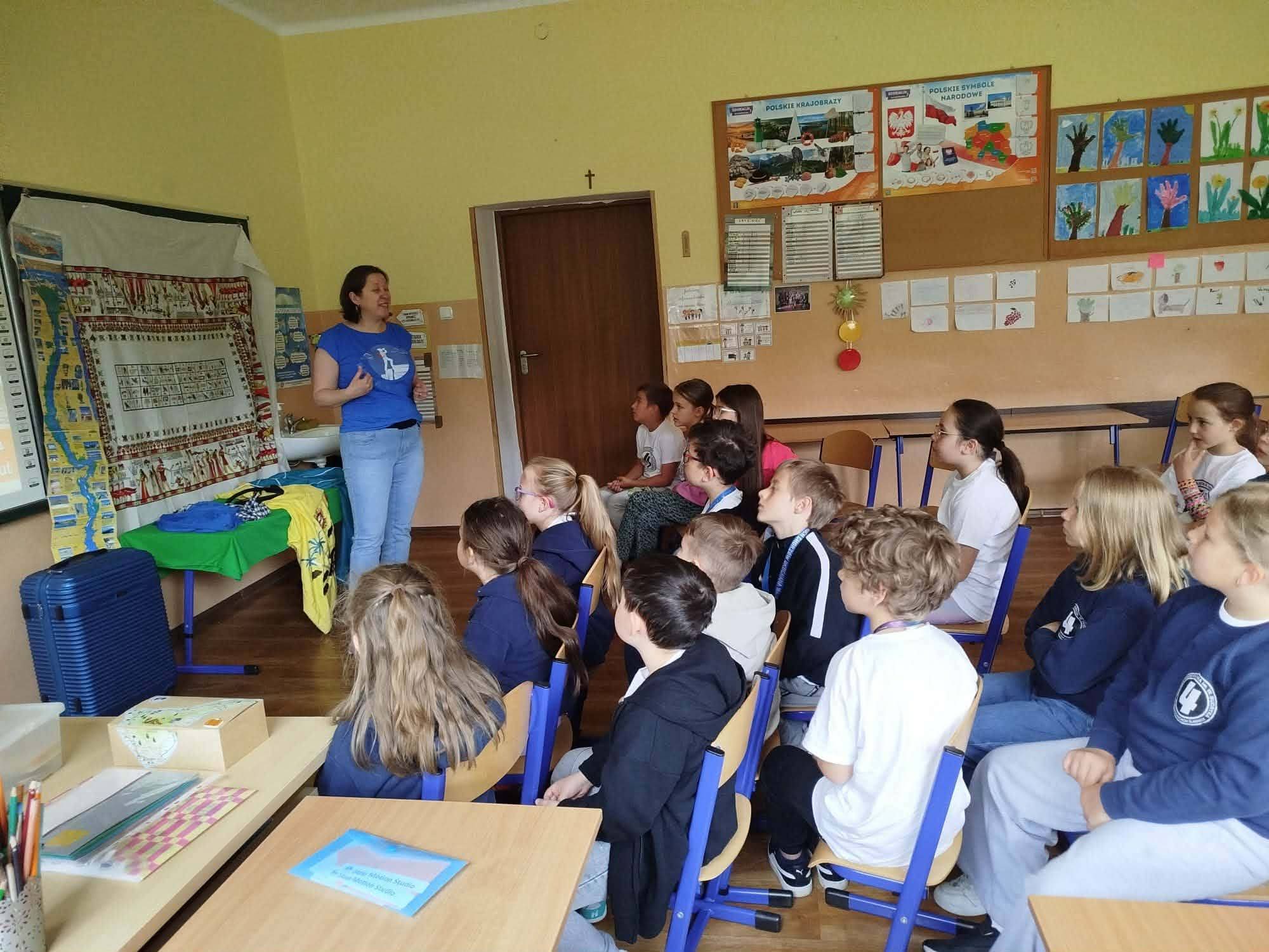 Nauczycielka prowadzi lekcję o starożytnym Egipcie dla uczniów w klasie.