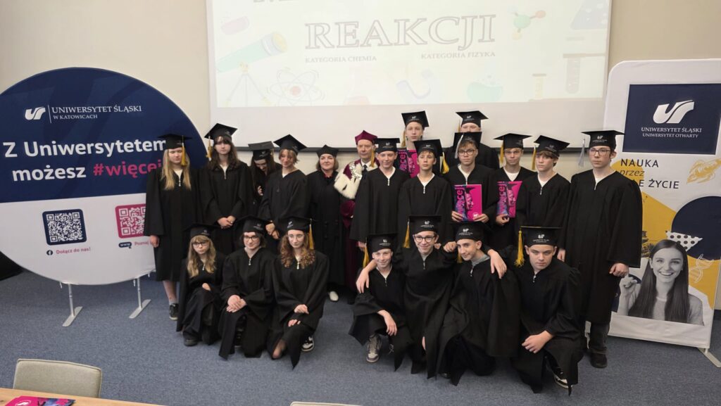 Studenci Uniwersytetu Śląskiego w togach podczas uroczystości.