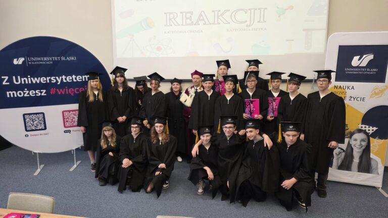 Studenci Uniwersytetu Śląskiego w togach podczas uroczystości.