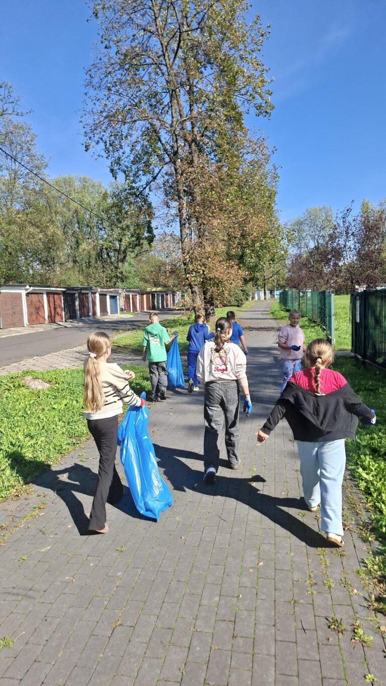 Klasa 4c sprząta świat! 🌳💪
