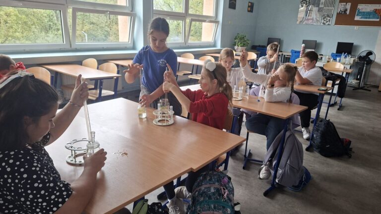 Kolorowe laboratorium klasy 4c &ndash; k&oacute;łko przyrodnicze 🧪🌈