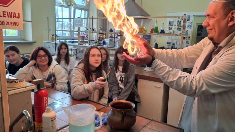 Uczniowie klasy 8a i 8b w laboratoriach Instytutu Chemii Uniwersytetu Śląskiego